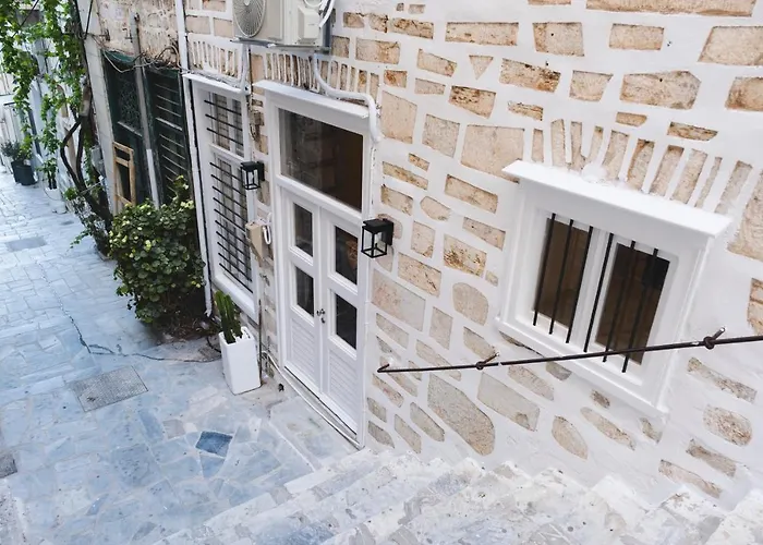 Hayes Syros Apartamento